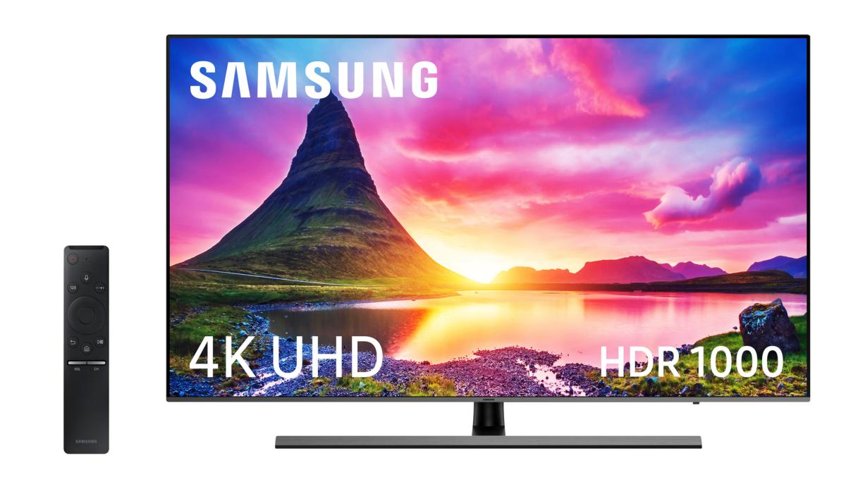 Un televisor Samsung 4K UHD HDR 1000 muestra un paisaje con montañas, agua y cielo colorido.