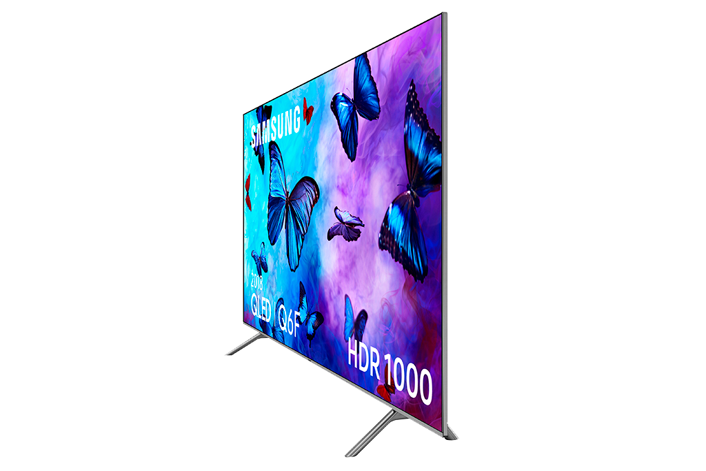 Un televisor Samsung QLED muestra una imagen colorida de mariposas y un fondo morado.
