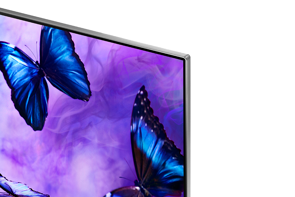Primer plano de una pantalla de TV curva que muestra mariposas. El marco es plateado.