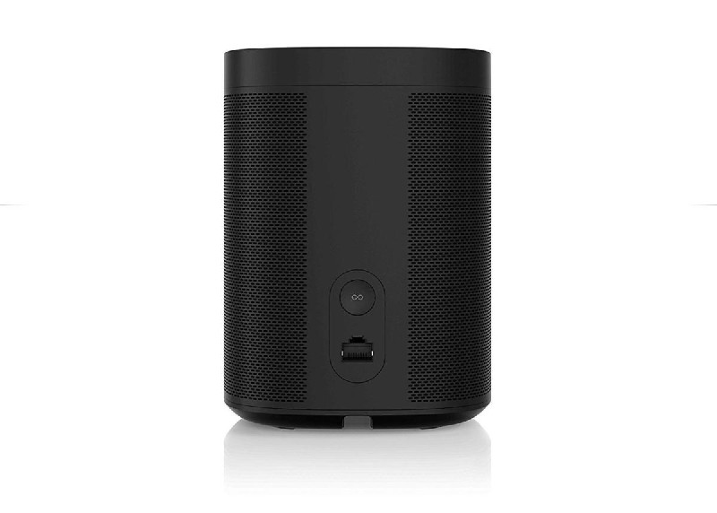Altavoz cilíndrico negro con diseño de malla y puertos de conexión en la parte trasera.