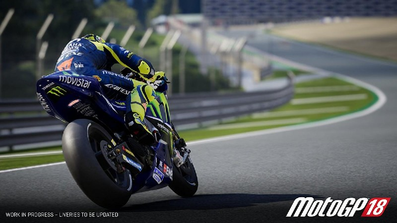 Un juego de carreras de motos con un piloto inclinándose en una curva.