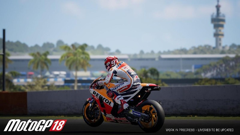 Un motociclista con equipo Repsol Honda montando una motocicleta en una pista.
