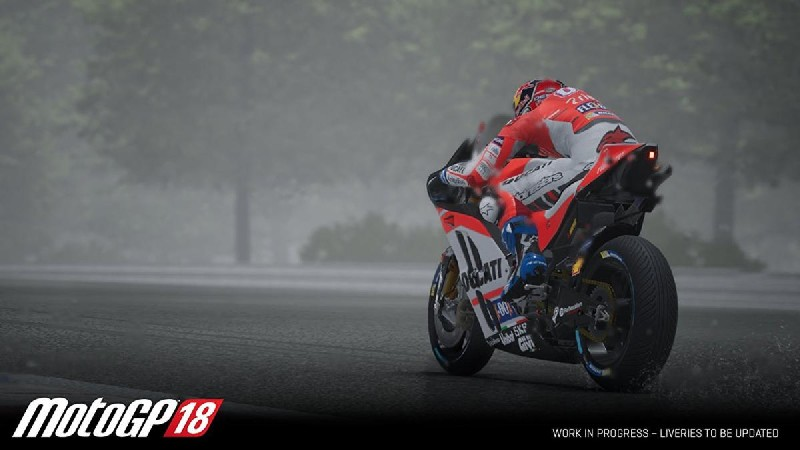 Escena de carreras de motos. Un piloto en una Ducati corre bajo la lluvia.