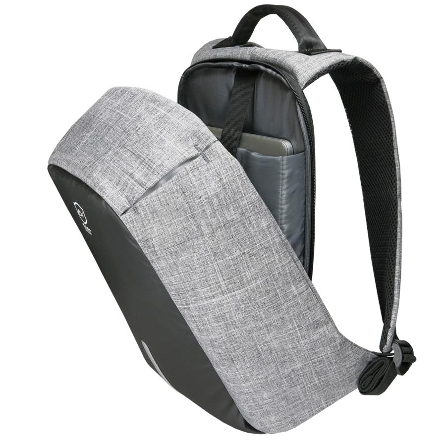 Mochila gris y negra, abierta con un portátil dentro. La bolsa tiene un asa y correas. Fondo blanco.