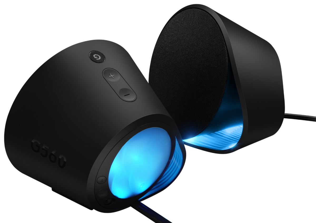 Dos altavoces negros con acentos de luz azul sobre un fondo negro. Un altavoz tiene controles.