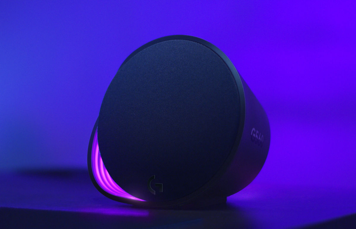 Un altavoz negro con un efecto de luz ambiental azul y morado.