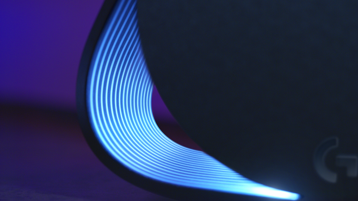 Primer plano de un objeto negro y curvado con tiras LED azules.