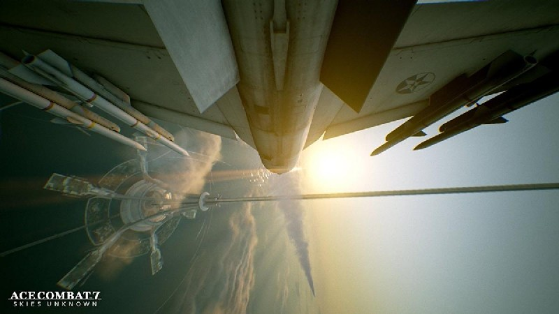 Avión de combate en vuelo sobre una ciudad, misiles en alas, atardecer.
