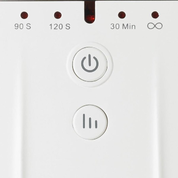 Un panel de control blanco con botones de encendido y configuración, más luces indicadoras rojas. Primer plano.