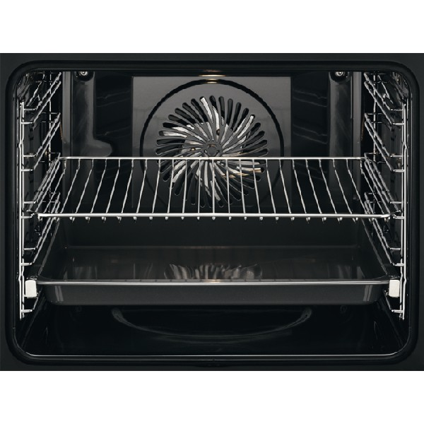 Interior de horno con rejillas, ventilador y bandeja, todo en negro.