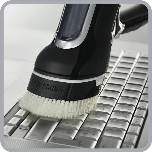 Cepillo blanco y negro limpiando un teclado de portátil. El cepillo dice "EASY BRUSH".
