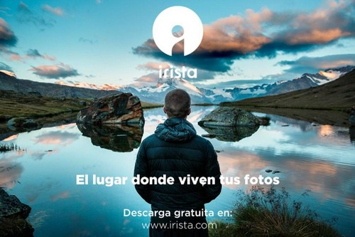 Imagen de una persona mirando un lago y montañas. Texto "El lugar donde viven tus fotos". Logotipo blanco.
