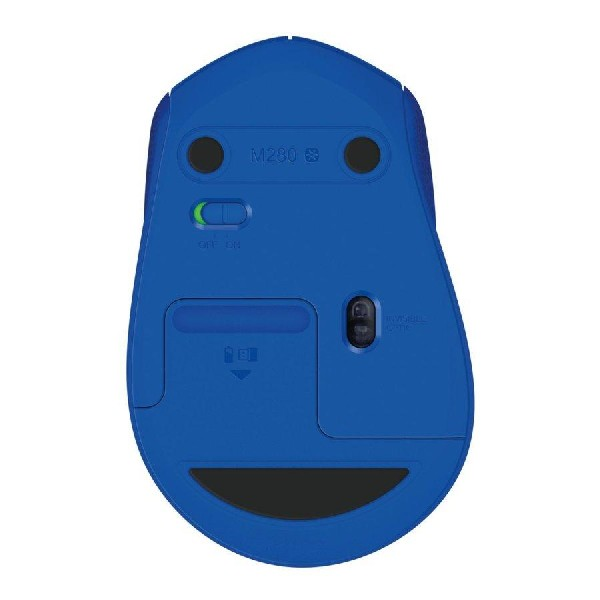 La parte inferior de un ratón de ordenador azul con un interruptor de encendido y un compartimento de batería. El fondo es blanco.