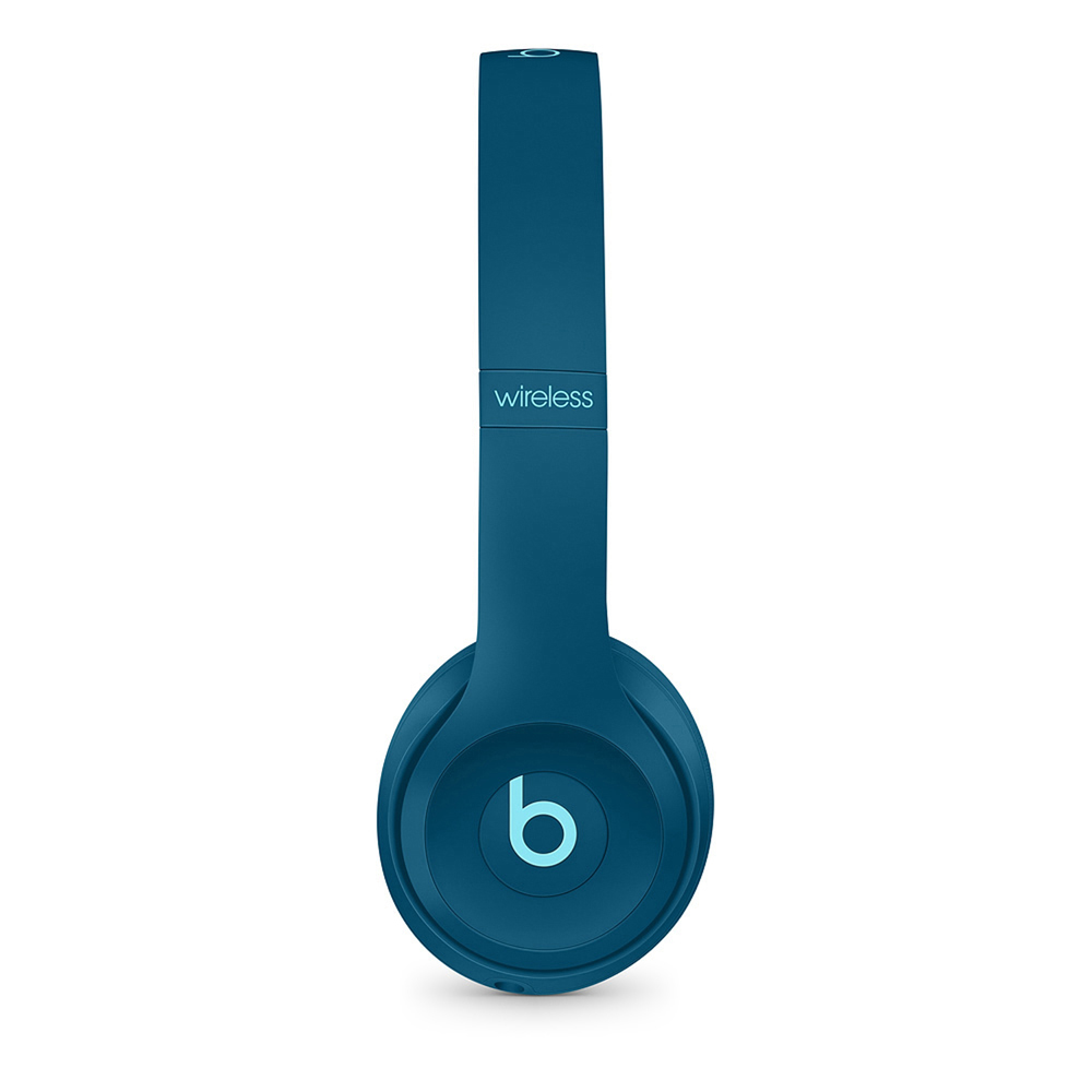Blaue kabellose Beats-Kopfhörer auf weißem Hintergrund, die die Innenfläche zeigen.