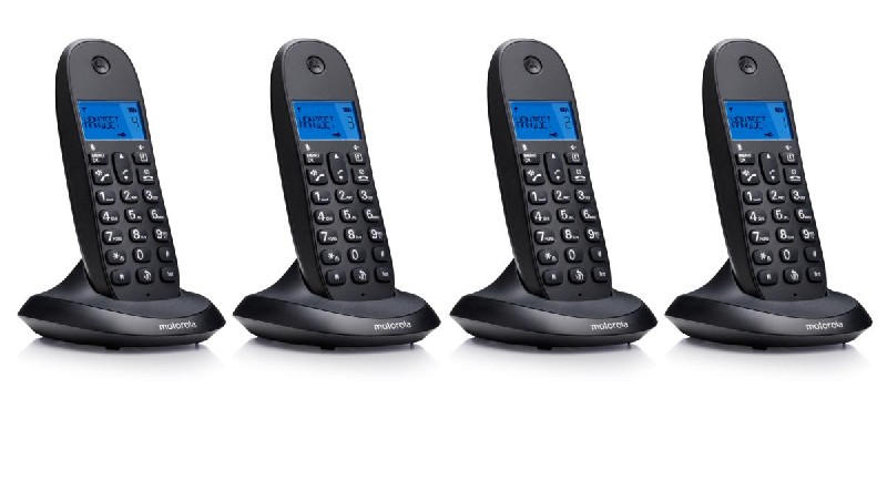 Cuatro teléfonos inalámbricos negros en su base, con una pantalla azul.