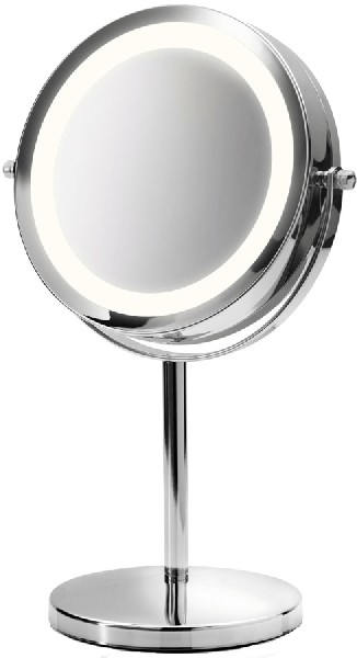 Un espejo de maquillaje cromado, circular, con una luz de anillo brillante e iluminada, sobre un soporte.