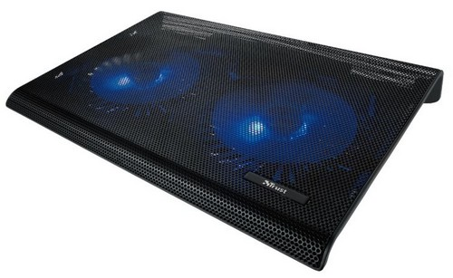 Enfriador para portátil negro con luces LED azules. Superficie metálica perforada. Fondo blanco.