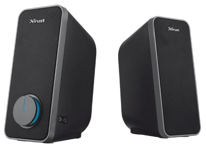 Dos altavoces Trust negros con un mando de volumen y puertos laterales.