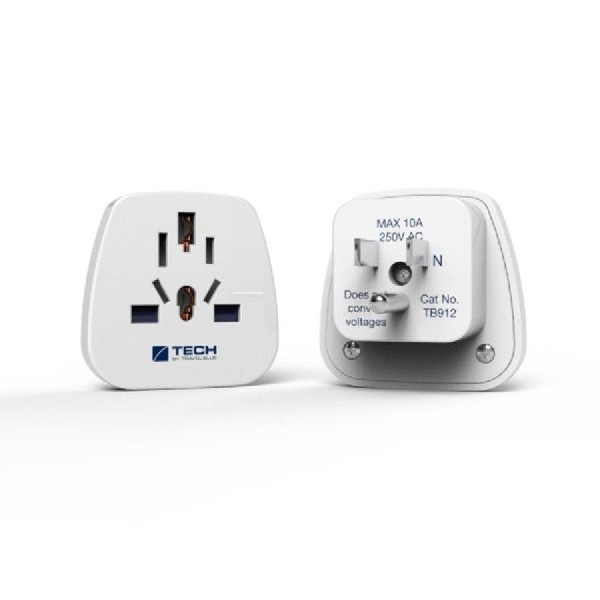 Dos adaptadores de viaje blancos con logo Tech negro, mostrando múltiples configuraciones de enchufe.
