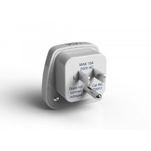 Adaptador de viaje blanco con clavijas, etiquetado 'MAX 10A 250V AC'. Tiene un enchufe y una etiqueta.