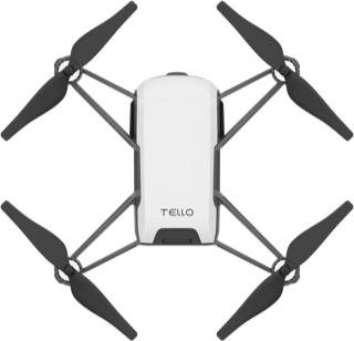 Un dron blanco y negro con cuatro hélices, visto desde arriba, sobre un fondo blanco.