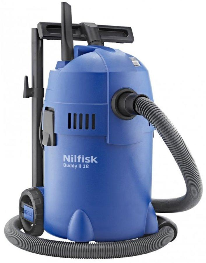 Aspiradora azul Nilfisk Buddy II 18. Cuenta con manguera y ruedas. Fondo blanco.