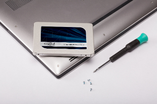 Disco duro SSD de 250 GB - Crucial MX500, 2.5", Velocidad lectura 560 MBs, Velocidad escritura 510 MBs