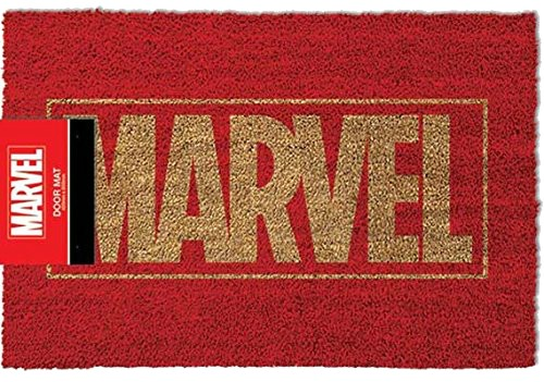 Felpudo rojo con texto dorado 'MARVEL'. Una etiqueta con el logo de Marvel está a la izquierda.