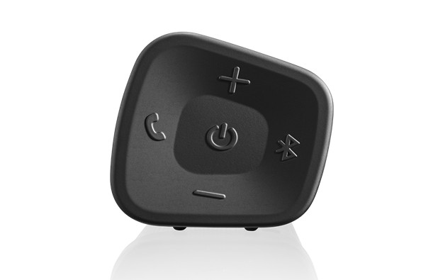 Panel de control negro con botones de volumen, encendido, teléfono y bluetooth. Está contra un fondo blanco.