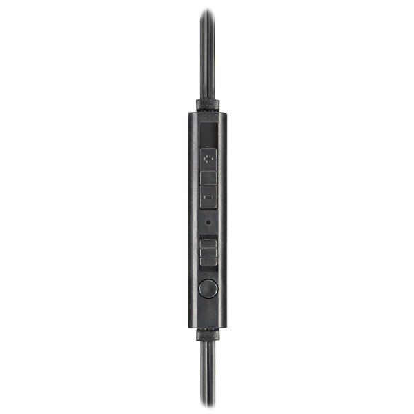 Primer plano de un control de auriculares. Tiene botones de volumen, llamada y un micro.