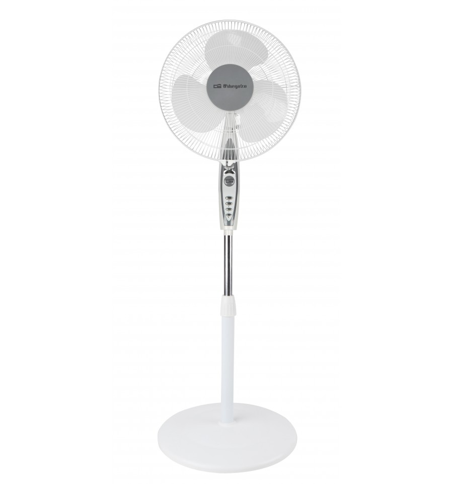 Ventilador de pie blanco con tres aspas. Poste y base plateados. Controles en el poste.