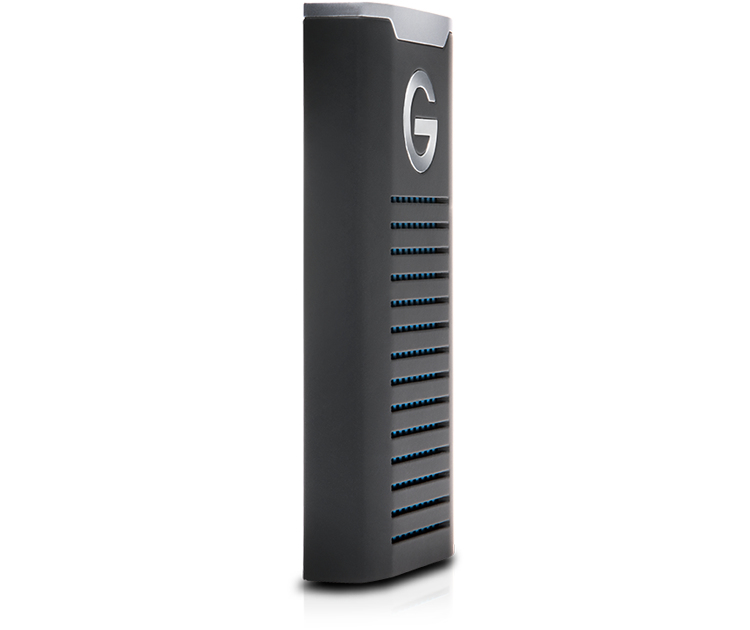 Un disco duro externo negro y rectangular, con la letra 'G' y ranuras de ventilación sobre un fondo blanco.