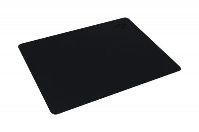 Alfombrilla de ratón Razer negra sobre una superficie blanca. Logotipo de Razer en la esquina superior derecha.
