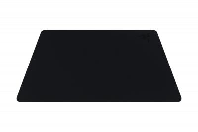 Alfombrilla de ratón Razer negra. Es una almohadilla rectangular con esquinas redondeadas.