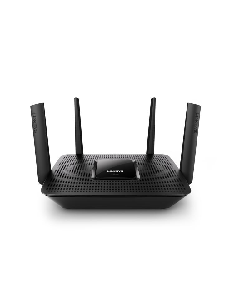 Router Linksys negro con cuatro antenas. Está sobre una superficie blanca.