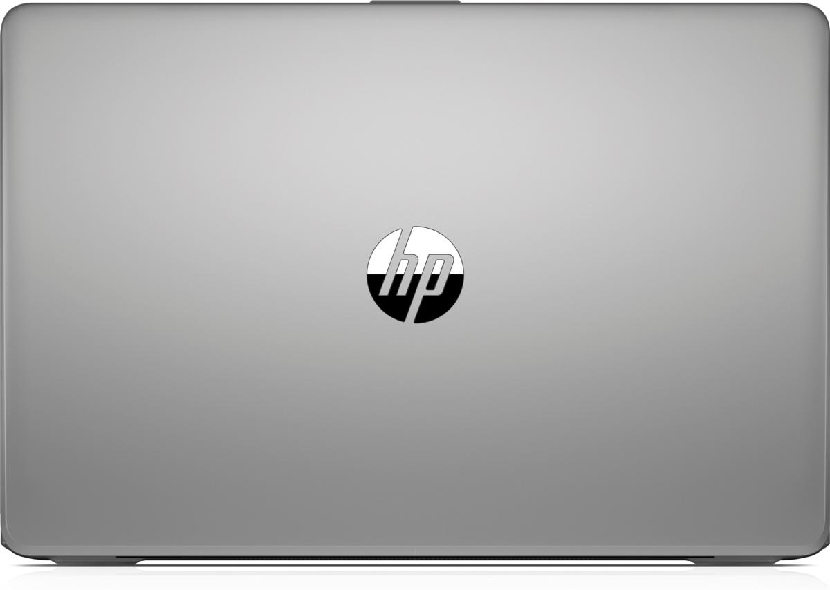 Portátil plateado con logo HP. El portátil está cerrado, mostrando la parte trasera.