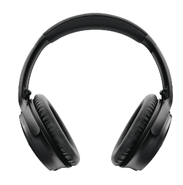 Auriculares negros sobre la oreja sobre fondo blanco, vista en ángulo.