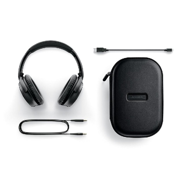 Auriculares negros, estuche y cables sobre fondo blanco. Vista superior.