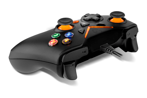 Controlador de juegos negro con detalles naranjas, botones y un cable USB.
