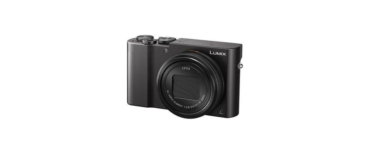 Cámara Leica negra con lente y varios botones, aislada sobre fondo blanco.