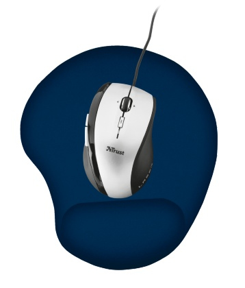 Mavi bir mousepad ile beyaz ve gümüş bir fare. Farenin üç düğmesi ve bir kaydırma tekerleği var.