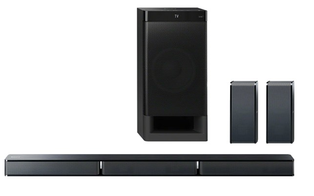 Sistema de sonido Sony negro. Cuenta con una barra de sonido, subwoofer y dos altavoces traseros sobre fondo blanco.