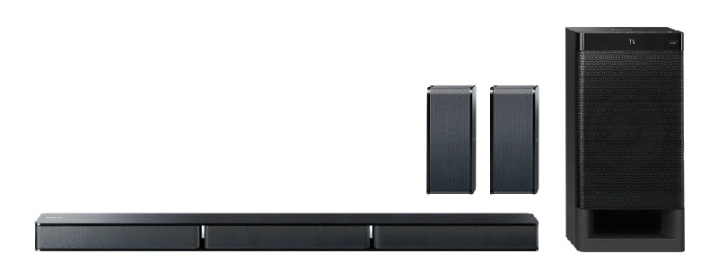 Conjunto de barra de sonido y subwoofer Sony negro. La barra de sonido es larga, rectangular. Dos altavoces pequeños. Fondo blanco.