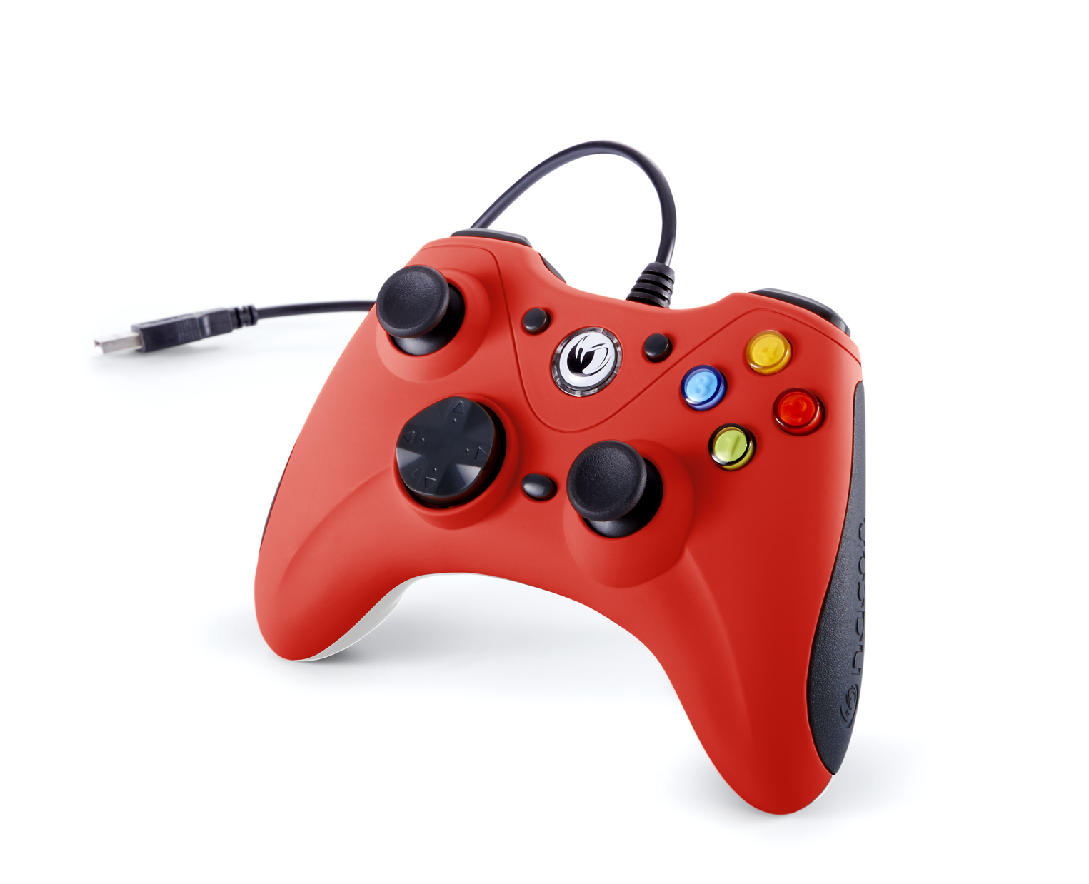 Mando de juego rojo con botones negros, cable USB y botones coloridos, sobre blanco.