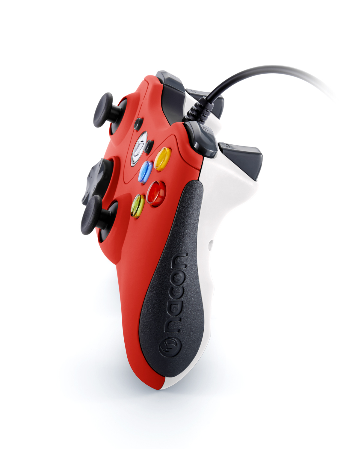 Controlador de juego rojo y blanco con botones y joystick. Cable negro adjunto.