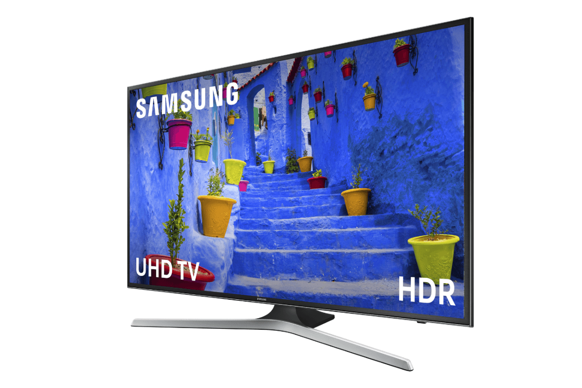 Un televisor UHD Samsung que muestra una escena callejera azul vibrante. Hay plantas en macetas coloridas.
