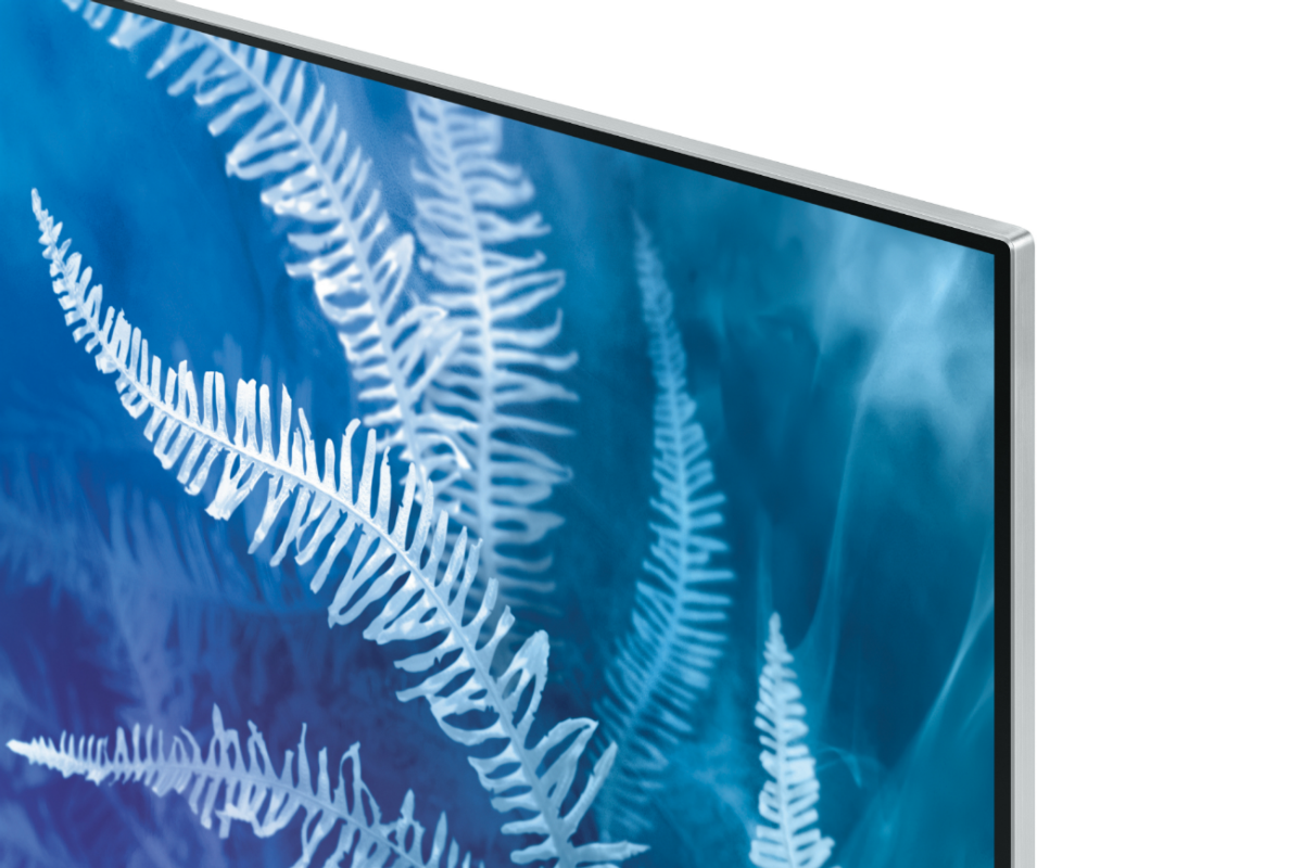 Primer plano de una pantalla de TV. El fondo es una imagen azul borrosa.