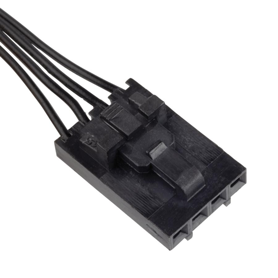 Conector negro con tres cables negros. El conector tiene forma rectangular.