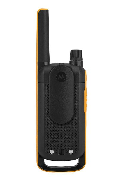 Un walkie-talkie amarillo y negro. Tiene una antena negra y un clip para el cinturón.