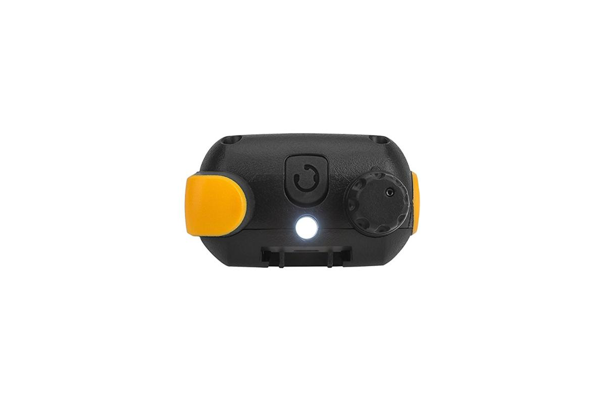 Dispositivo negro y amarillo. Tiene un botón, un dial y una luz.